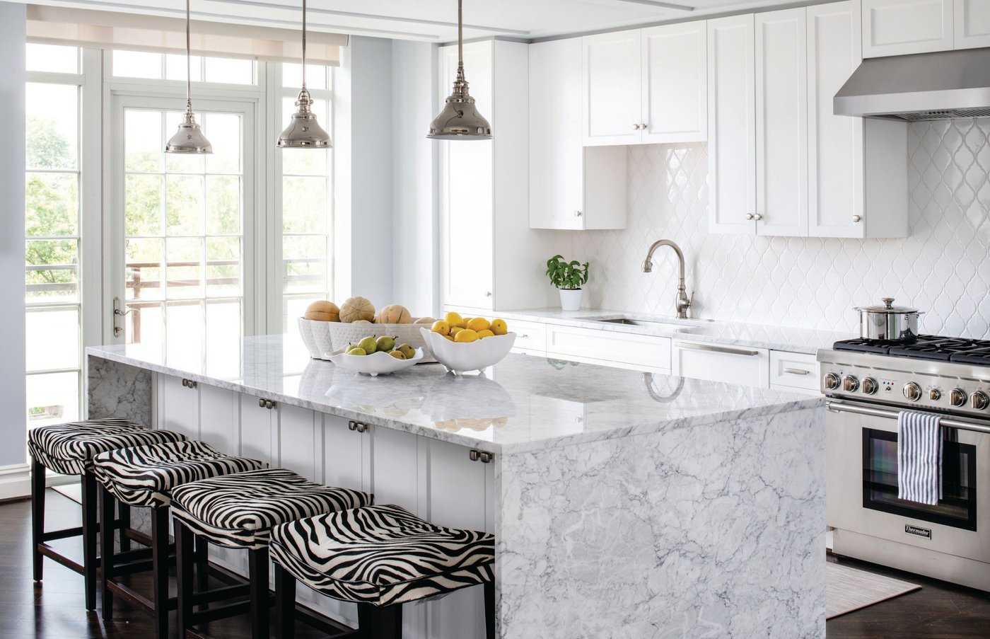 This Northern Virginia kitchen combines an uncluttered aesthetic with lots of utility. 
