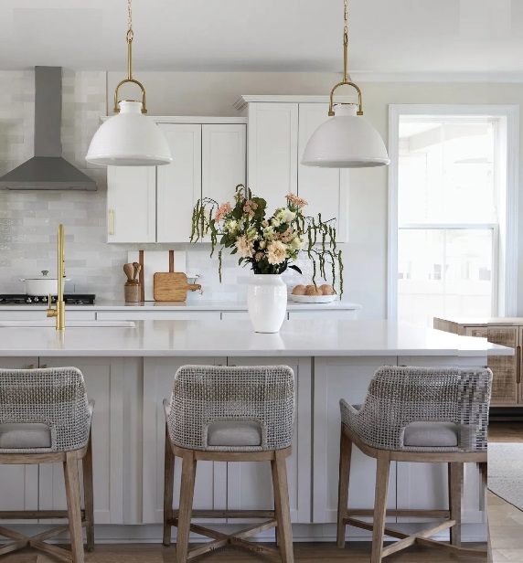 Pendants from Regina Andrew grace the new kitchen. PHOTOGRAPHED BY RYAN SHAPIRO PHOTOGRAPHY